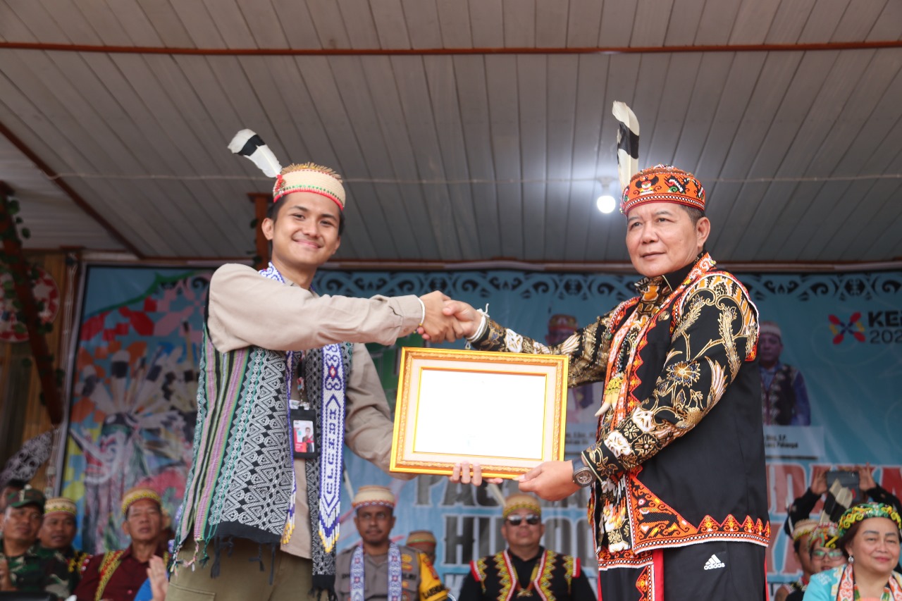Penghargaan diberikan langsung dari Perwakilan Kemenparekraf, Wilda kepada Bupati Mahulu Bonifasius Belawan Geh, pada Pembukaan Hudoq Pekayang di Lapangan Tribun Long Isun, Minggu (20/10/24).