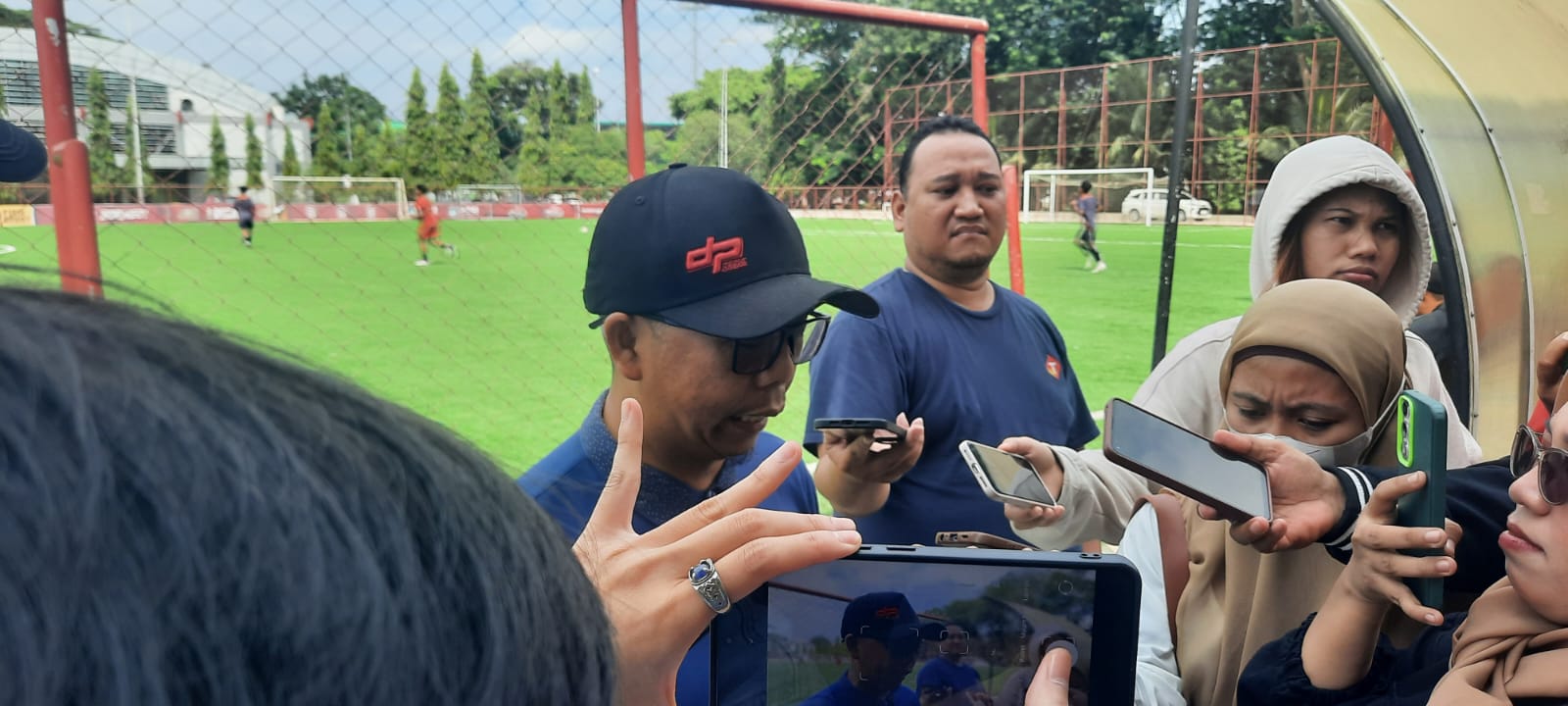 Kepala PPO Bidang Peningkatan Prestasi Dispora Kaltim, Rasman saat diwawancarai awak media di Borneo FC Training Center Samarinda.