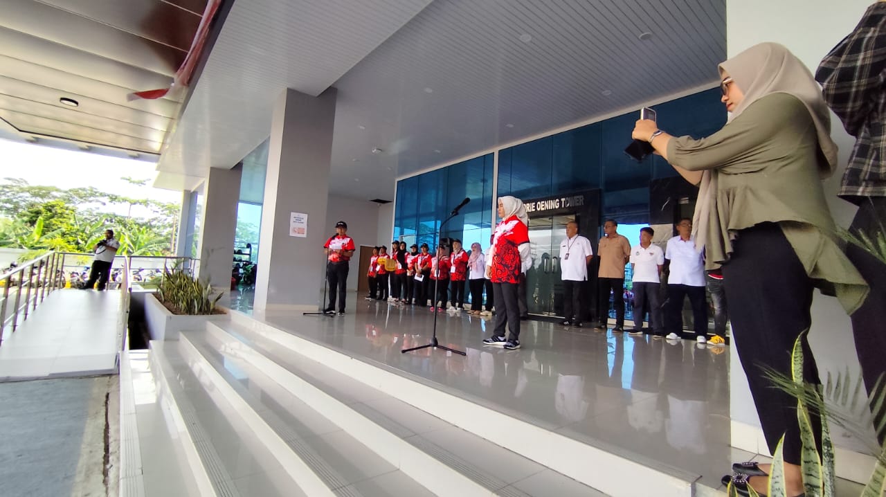 Plh Dispora Kaltim Sri Wartini membuka Training Camp (TC) para atlet Pra Pekan Olahraga Pelajar Nasional (Pra Popnas) tahun 2024, di halaman parkir Kadrie Oening Tower, pada Rabu (30/10/2024).