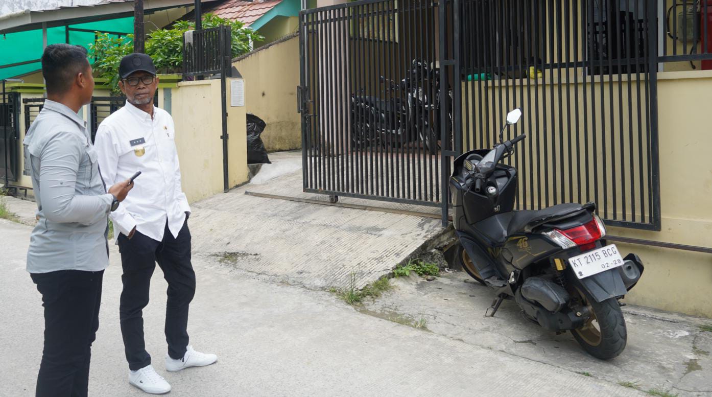 Penjabat Sementara (Pjs) Bupati Kutai Timur (Kutim), M Agus Hari Kesuma (AHK) saat melakukan sidak asrama mahasiswa di Samarinda.
