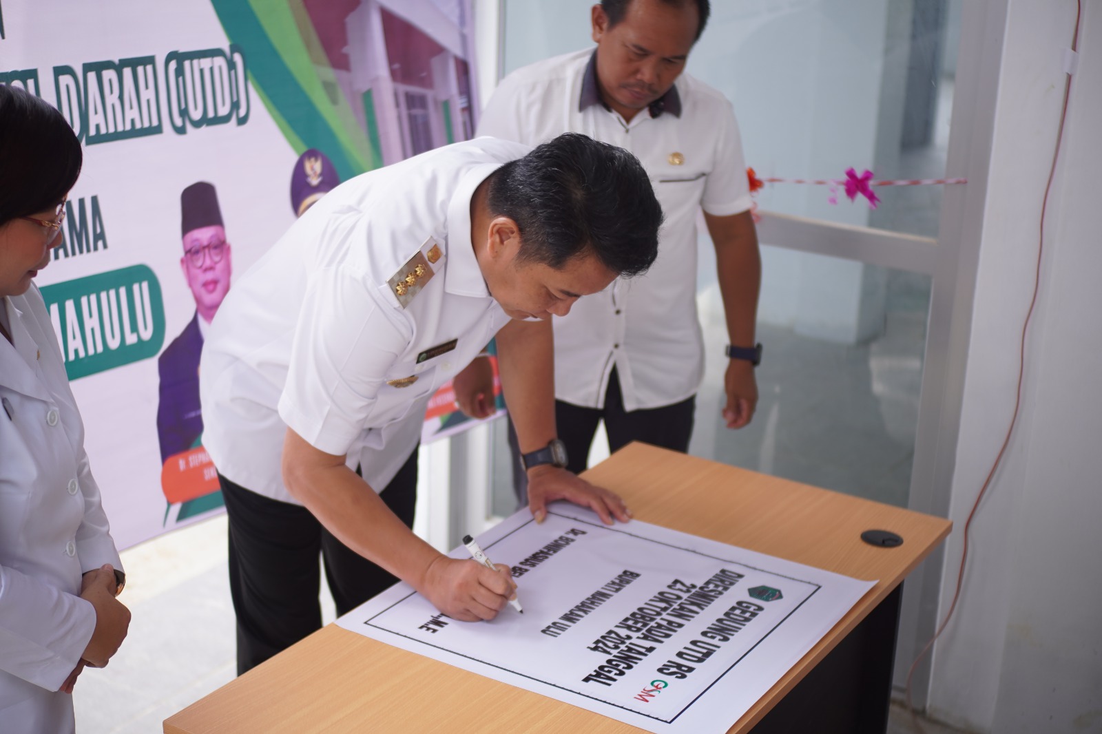 Bupati Mahulu Dr. Bonifasius Belawan Geh, resmikan Gedung Gedung Unit Transfusi Darah (UTD) Rumah Sakit Pratama Gerbang Sehat Mahulu (RSP GSM) pada Rabu (23/10/24)