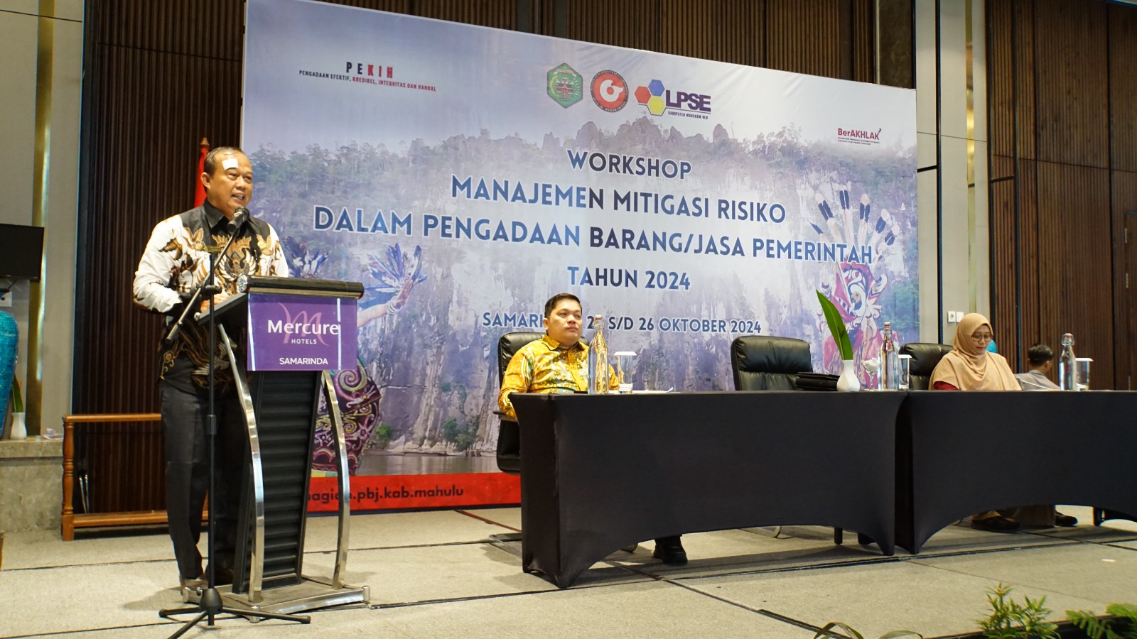 Mewakili Bupati Mahakam Ulu (Mahulu), Bonifasius Belawan Geh, Asisten I Bidang Pemerintahan dan Kesejahteraan Rakyat, Agustinus Teguh Santoso, membuka Workshop Manajemen Mitigasi Risiko Pengadaan Barang/Jasa Pemerintah di Hotel Mercure Samarinda. Jumat (25/10/2024)