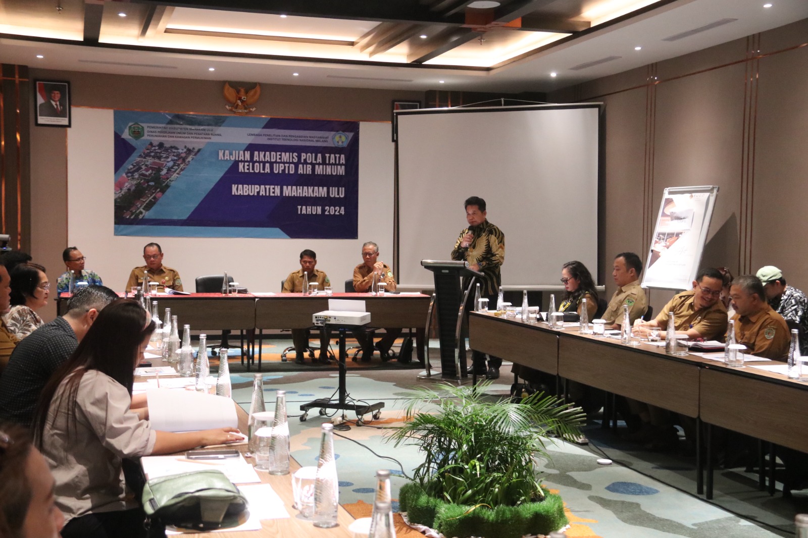 Suasana Laporan Akhir Kajian Naskah Akademik serta Peraturan Bupati tentang Tata Kelola Unit Pelaksana Teknis Daerah (UPTD) Air Minum di Samarinda, Senin (28/10/24)