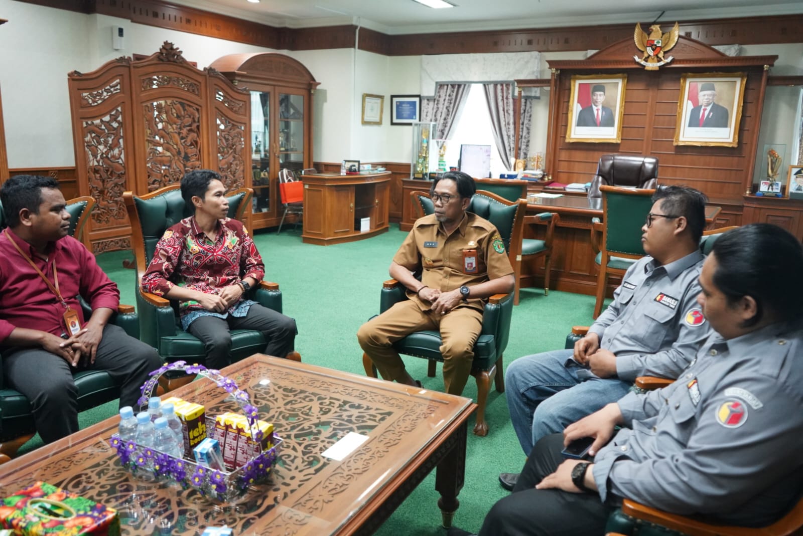 Pjs Bupati Kutim, Agus Hari Kesuma menerima kunjungan dari Bawaslu Kutim. (Foto: Istimewa)