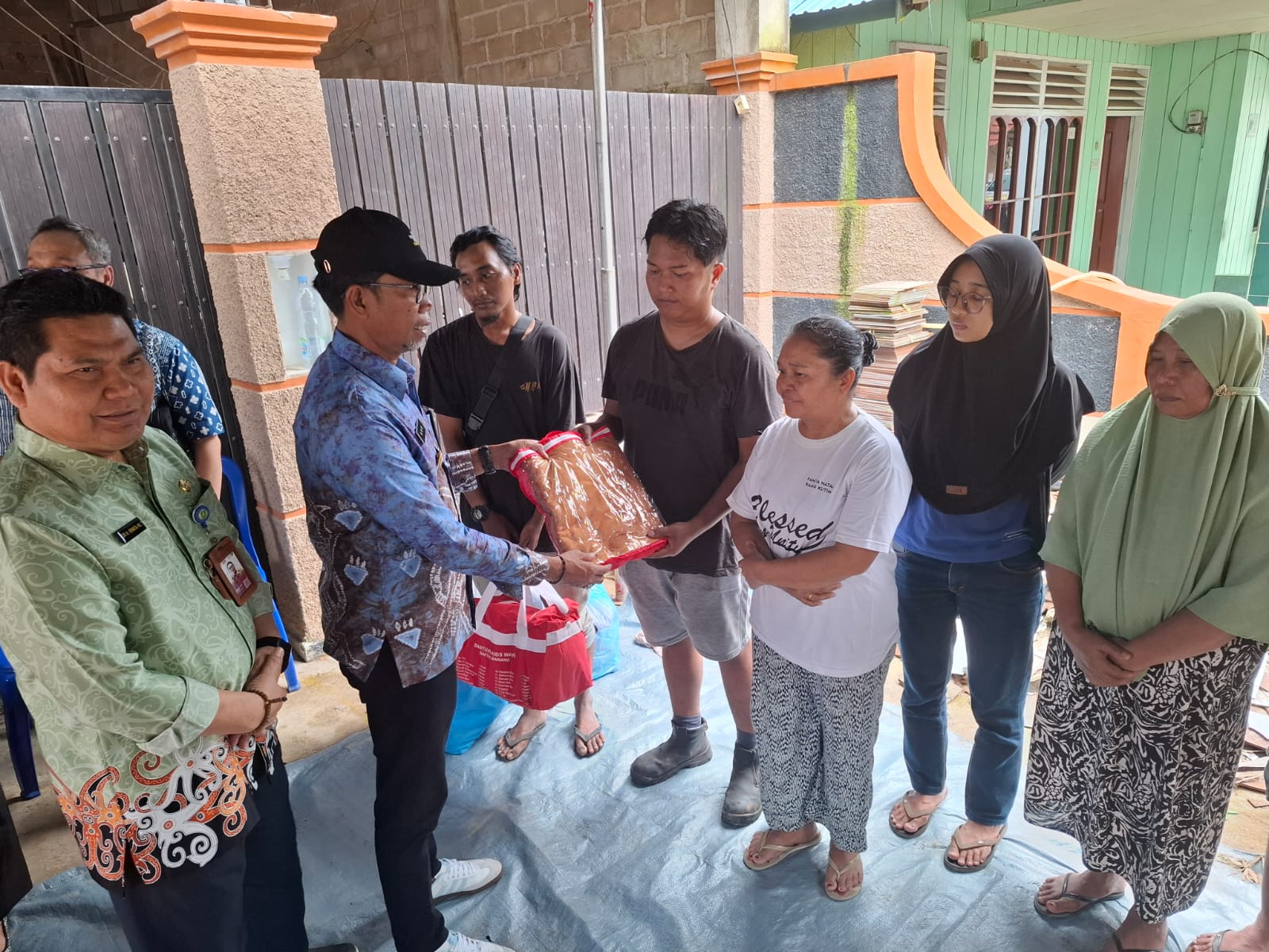 Penyerahan bantuan korban kebakaran oleh Pemkab Kutim (Foto: Istimewa)