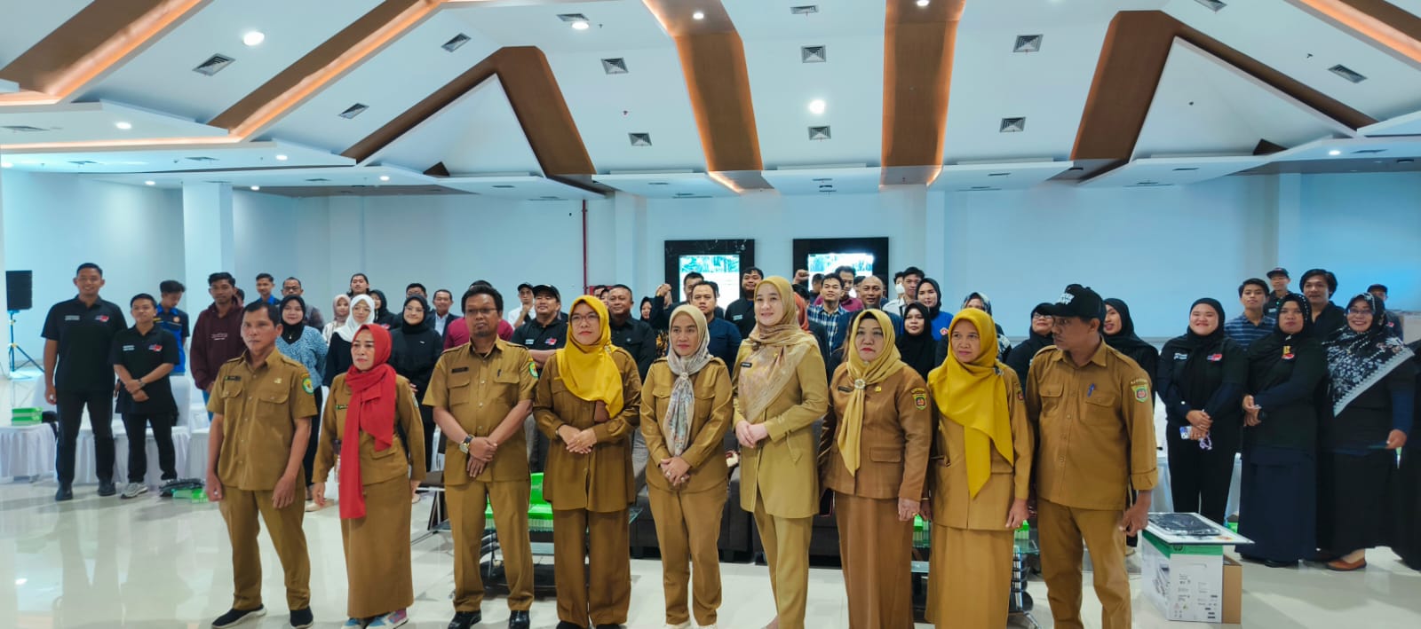 Kegiatan penyerahan bantuan laptop dan printer sekaligus digelarnya Bimbingan Teknis (Bimtek) terhadap Karang Taruna di Kota Samarinda, di Aula Dispora Kaltim, pada Selasa (5/11/2024). (Foto: Wan/Klausa)