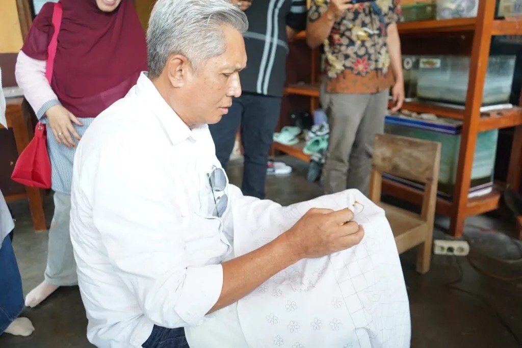 Dinas Koperasi dan UKM melakukan studi tiru ke sentra produksi batik SM-art Batik di Kulon Progo (Foto: Istimewa)