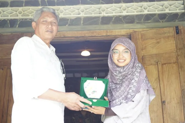 Seskab Rizali Hadi memberikan apresiasi terhadap keberhasilan KWT “Nira Lestari”. (Foto: Istimewa)