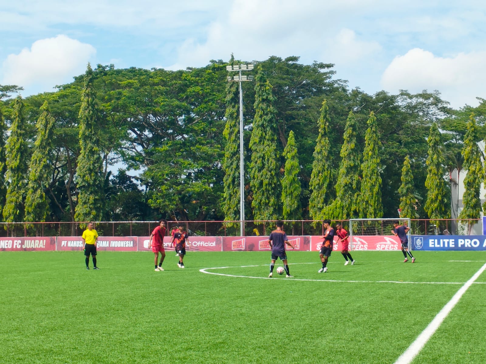 Tim sepak bola Pra Popnas Kaltim saat melakoni laga uji coba. (Foto: Wan/Klausa)