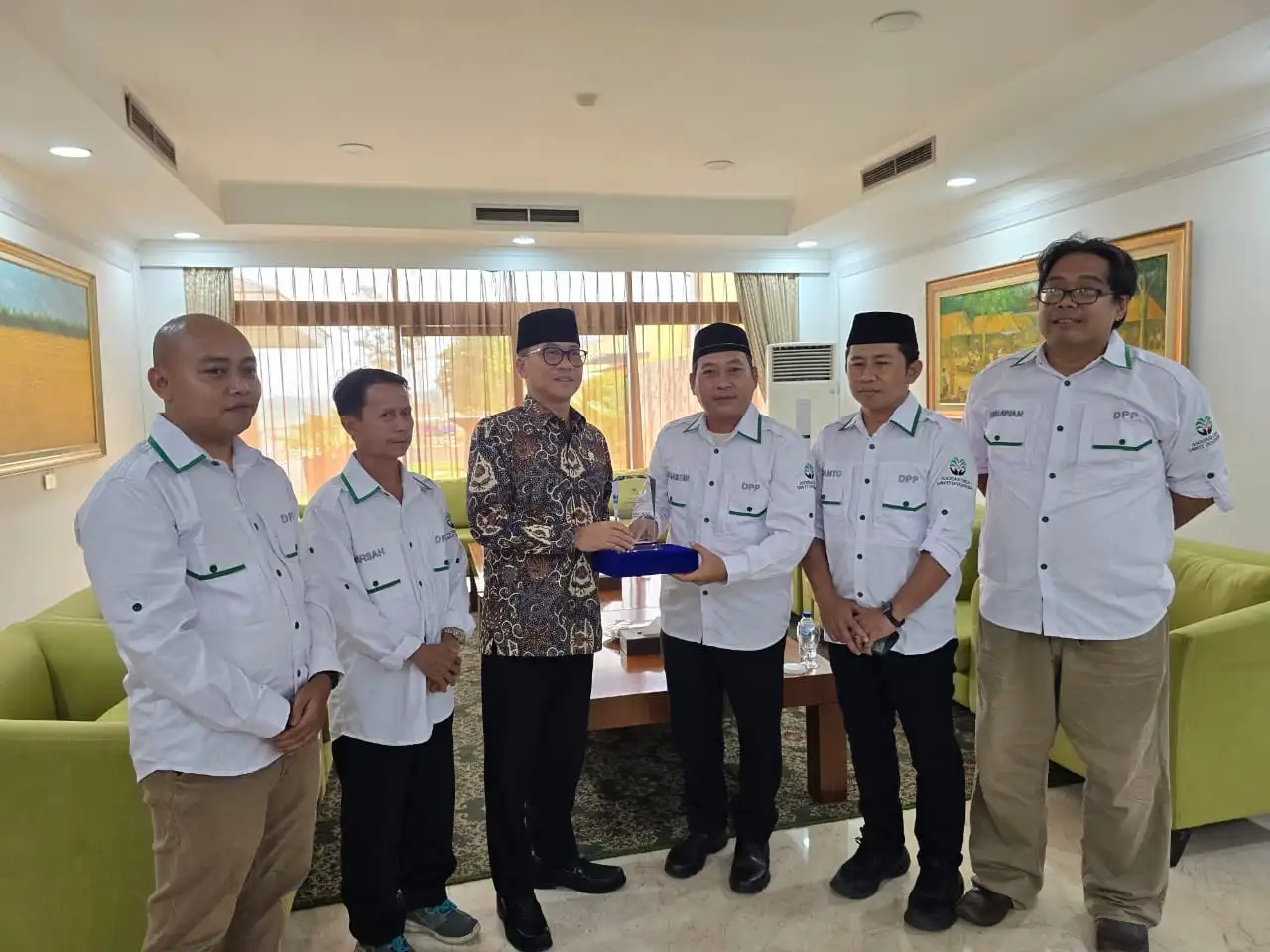 Menteri Desa, Pembangunan Daerah Tertinggal, dan Transmigrasi Yandri Susanto menerima audiensi pengurus Asosiasi Desa Sawit Indonesia (ADeSI). (Foto: Istimewa)