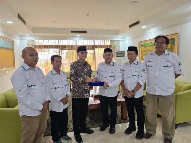 Menteri Desa, Pembangunan Daerah Tertinggal, dan Transmigrasi Yandri Susanto menerima audiensi pengurus Asosiasi Desa Sawit Indonesia (ADeSI). (Foto: Istimewa)