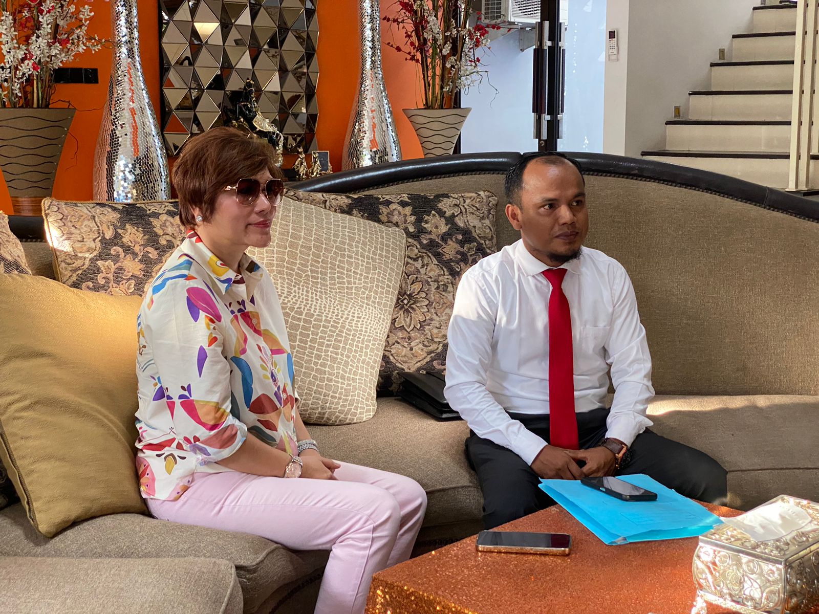 Irma Suryani bersama Kuasa Hukum, Jumintar Napitupulu. (Foto: Yah/Klausa)