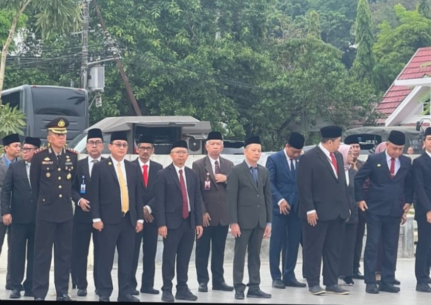 Dispora Kaltim menghadiri peringatan Hari Pahlawan di taman makam pahlawan jalan Pahlawan. (Foto: Wan/Klausa)