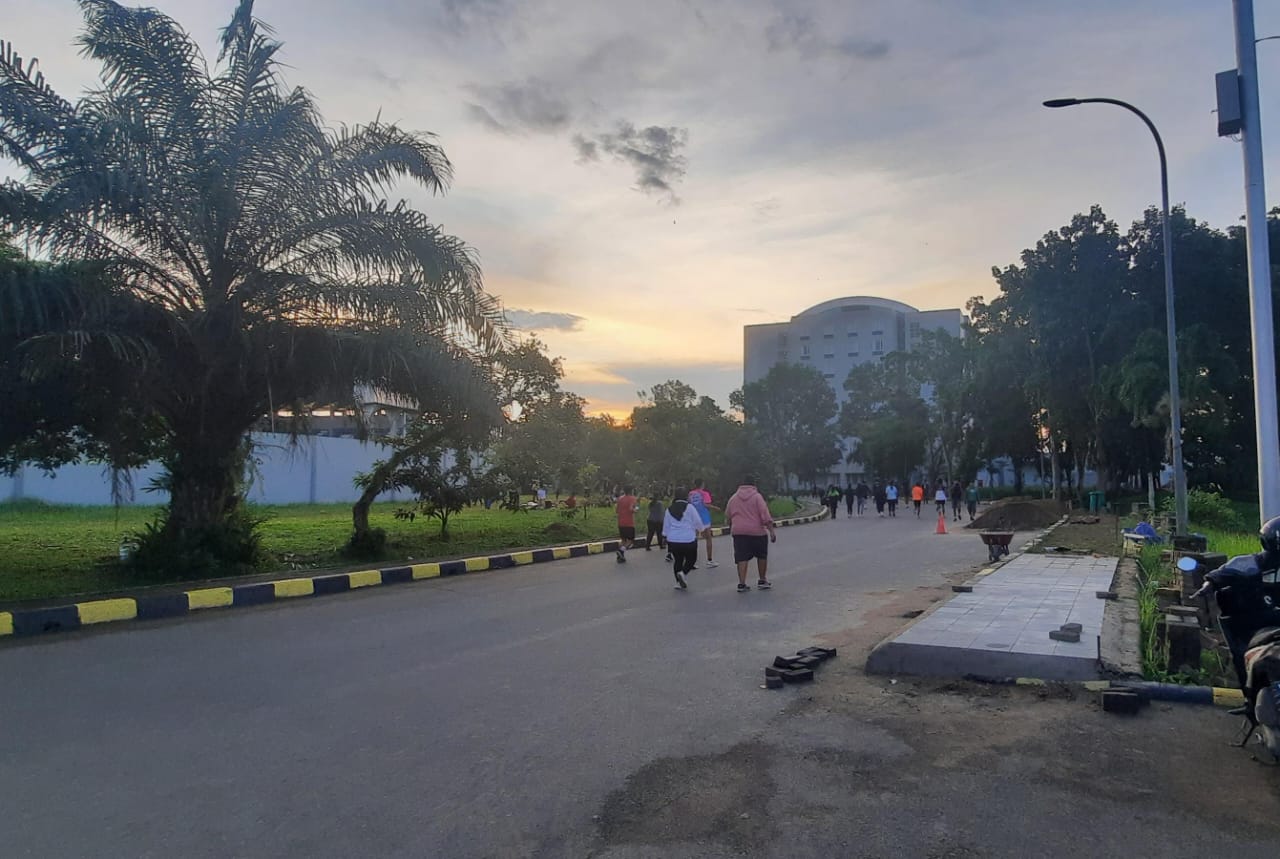 Ilustrasi masyarakat berolahraga di kawasan GOR Gelora Kadrie Oening Sempaja. (Foto: Wan/Klausa)