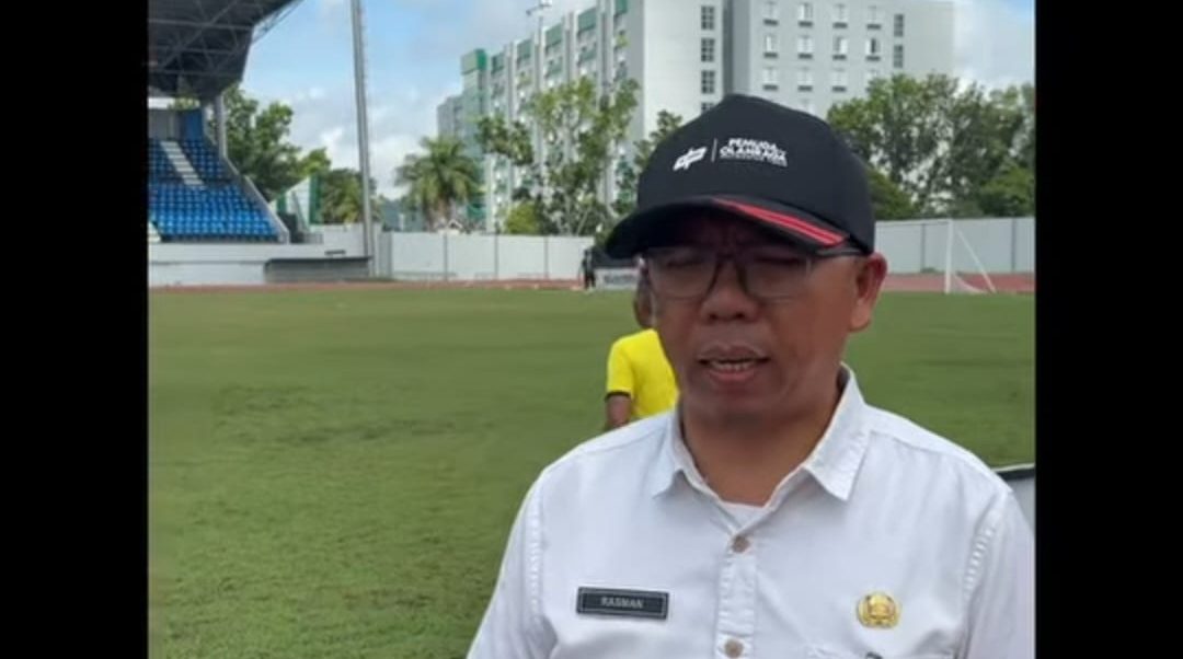 Rasman Rading, Kepala Bidang Peningkatan Prestasi Olahraga (PPO) Dispora Kaltim saat memantau Kejuaraan Sepak Bola Provinsi Piala Gubernur Kaltim 2024 di Gelora Kadrie Oening Sempaja, pada Rabu (13/11/2024). (Foto: Wan/Klausa)