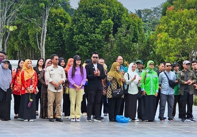 Kegiatan peringatan Hari Pahlawan Nasional (HPN), yang digelar DPD Pepelingasih Kaltim di Taman Maham Pahlawan Darma Agung, Balikpapan, pada Minggu (17/11/2024). (Foto: Wan/Klausa)