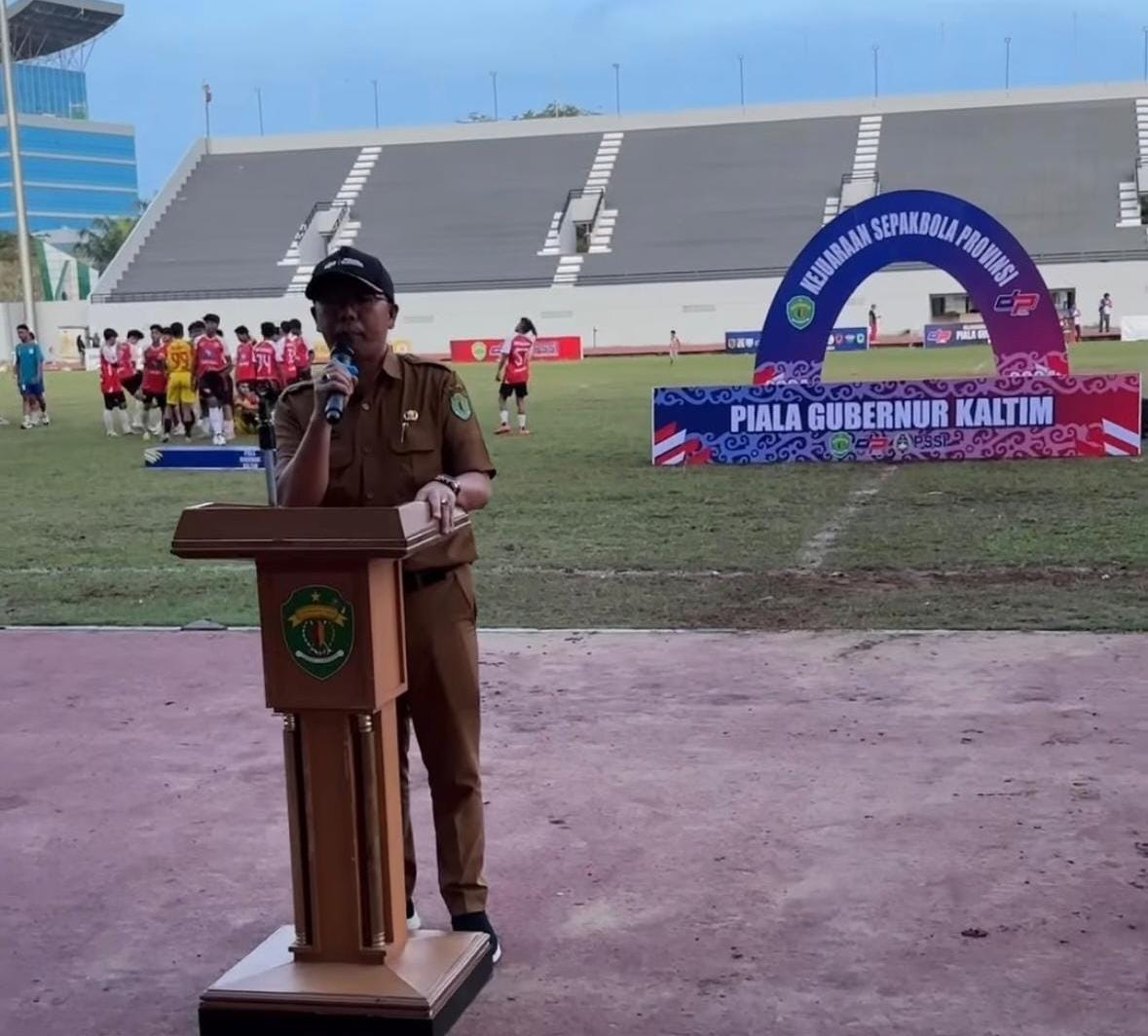 Kepala Bidang Peningkatan Prestasi Olahraga Dinas Pemuda dan Olahraga (Dispora) Kaltim, Rasman Rading saat menutup Kejuaraan sepakbola Piala Gubernur Kaltim 2024. (Foto: Wan/Klausa)
