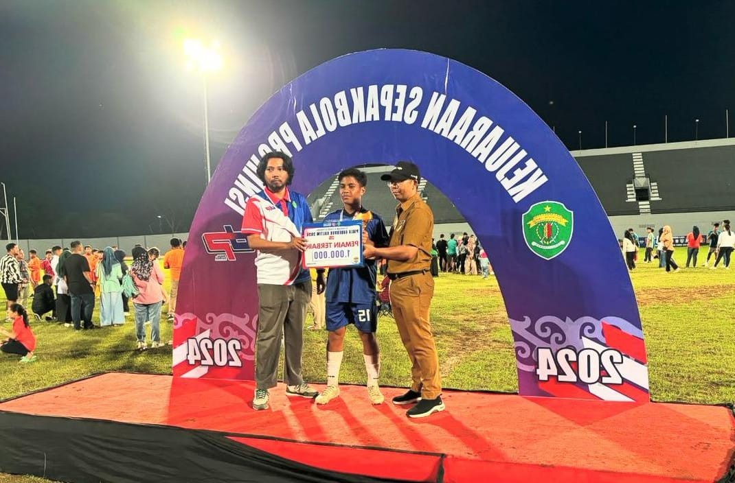 Pemberian medali kepada pemenang di kejuaraan sepakbola di gelora kadrie oening sempaja. (Foto: Wan/Klausa)