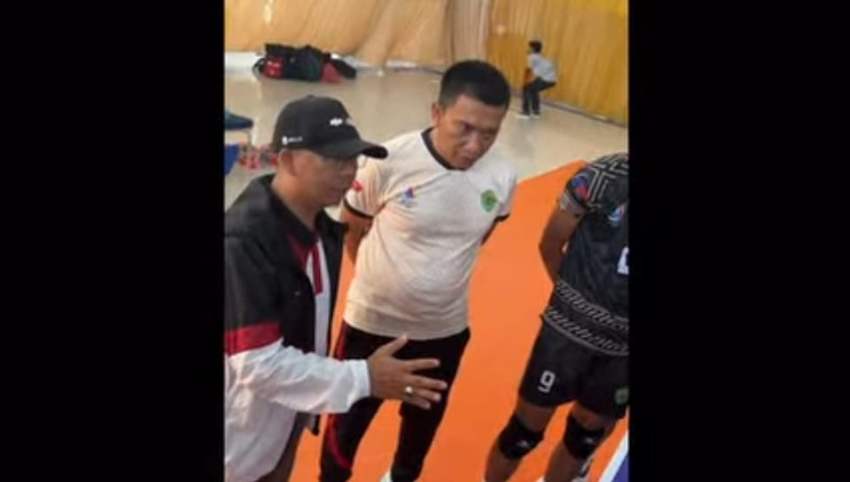 Kepala Bidang Peningkatan Prestasi Olahraga Dinas Pemuda dan Olahraga (Dispora) Kaltim, Rasman Rading saat memberikan motivasi kepada tim voli putra Kaltim setelah berhasil melaju ke partai final di Pra Popnas di kendari Sultra. (Foto: Istimewa)