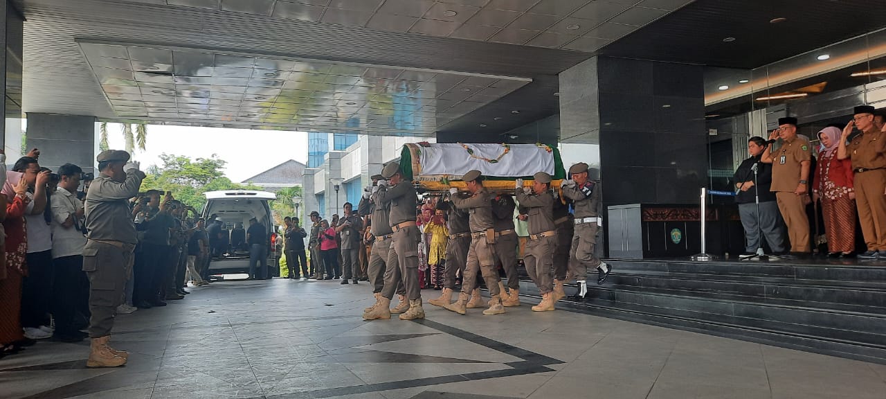 Pelepasan jenazah Awang Faroek Ishak (AFI) di halaman Kantor Gubernur Kaltim, Senin (23/12/2024). (Foto: Wan/Klausa)