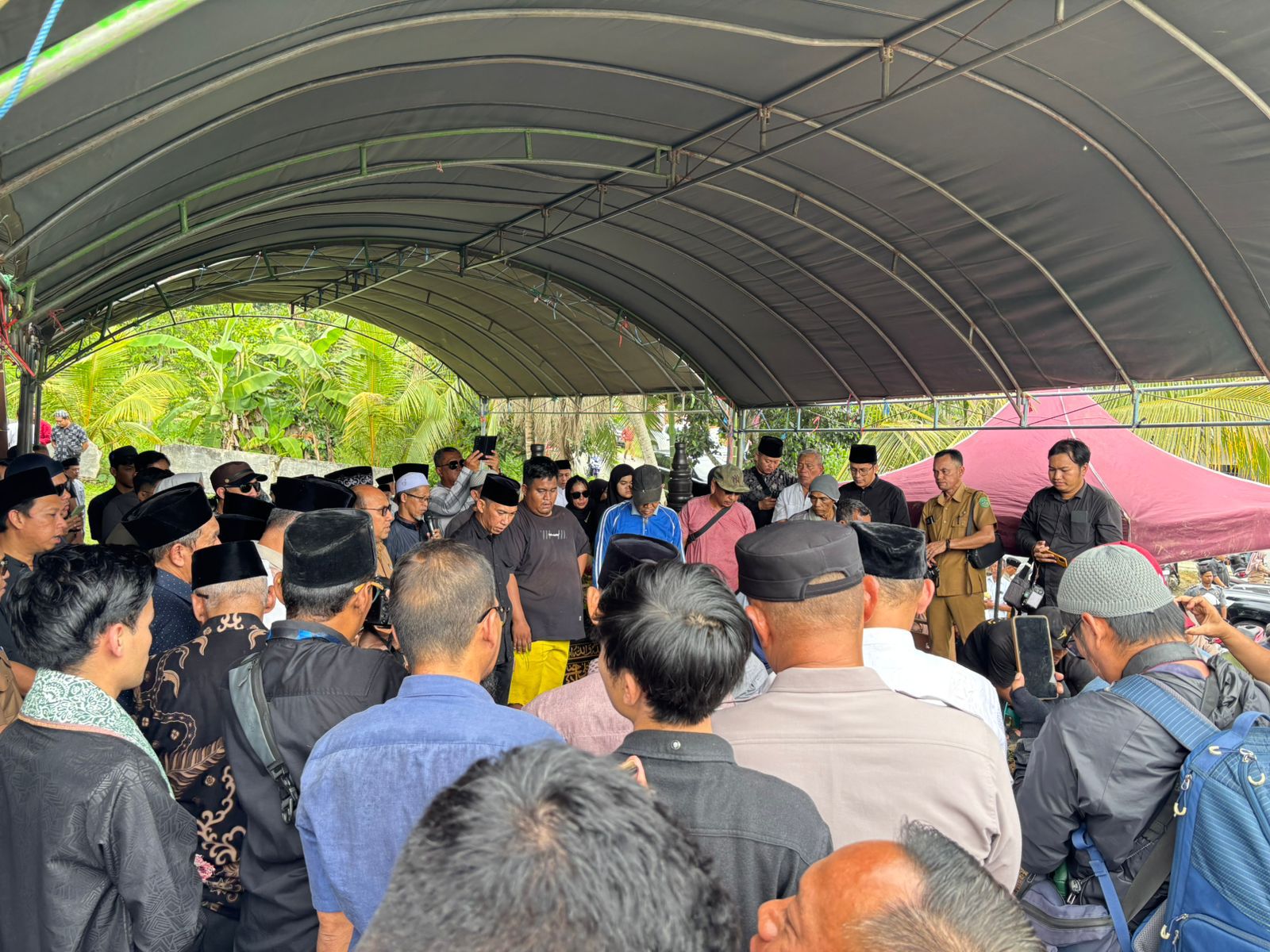 Pemakaman mantan Gubernur Kaltim, Awang Faroek Ishak, digelar pada Senin, (23/12/2024), di kampung halamannya, Tenggarong, Kutai Kartanegara. (Foto: Yah/Klausa)