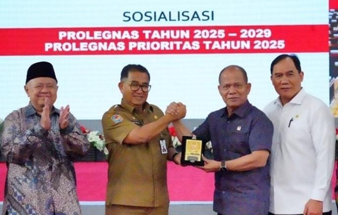 Pj Gubernur Kaltim, Akmal Malik, menerima kunjungan dari Tim Program Legislasi Nasional (Prolegnas) DPR RI yang dipimpin oleh Ketua Tim, Mayjen TNI (Purn) Sturman Panjaitan, di Pendopo Odah Etam, Kantor Gubernur Kaltim, pada Senin, (23/12/2024).(IST)