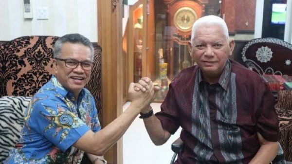 Mantan Wali Kota Samarinda, Syaharie Ja’ang bersama Mantan Gubernur Kaltim, Awang Faroek Ishak. (Foto: Istimewa)