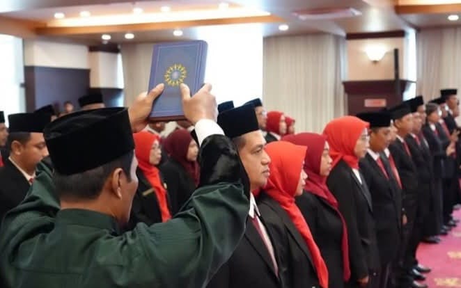 Pelantikan dan pengambilan sumpah jabatan 35 ASN di ruang serbaguna Ruhui Rahayu Kantor Gubernur Kaltim, Selasa (10/12/2024). (Foto: Wan/Klausa)