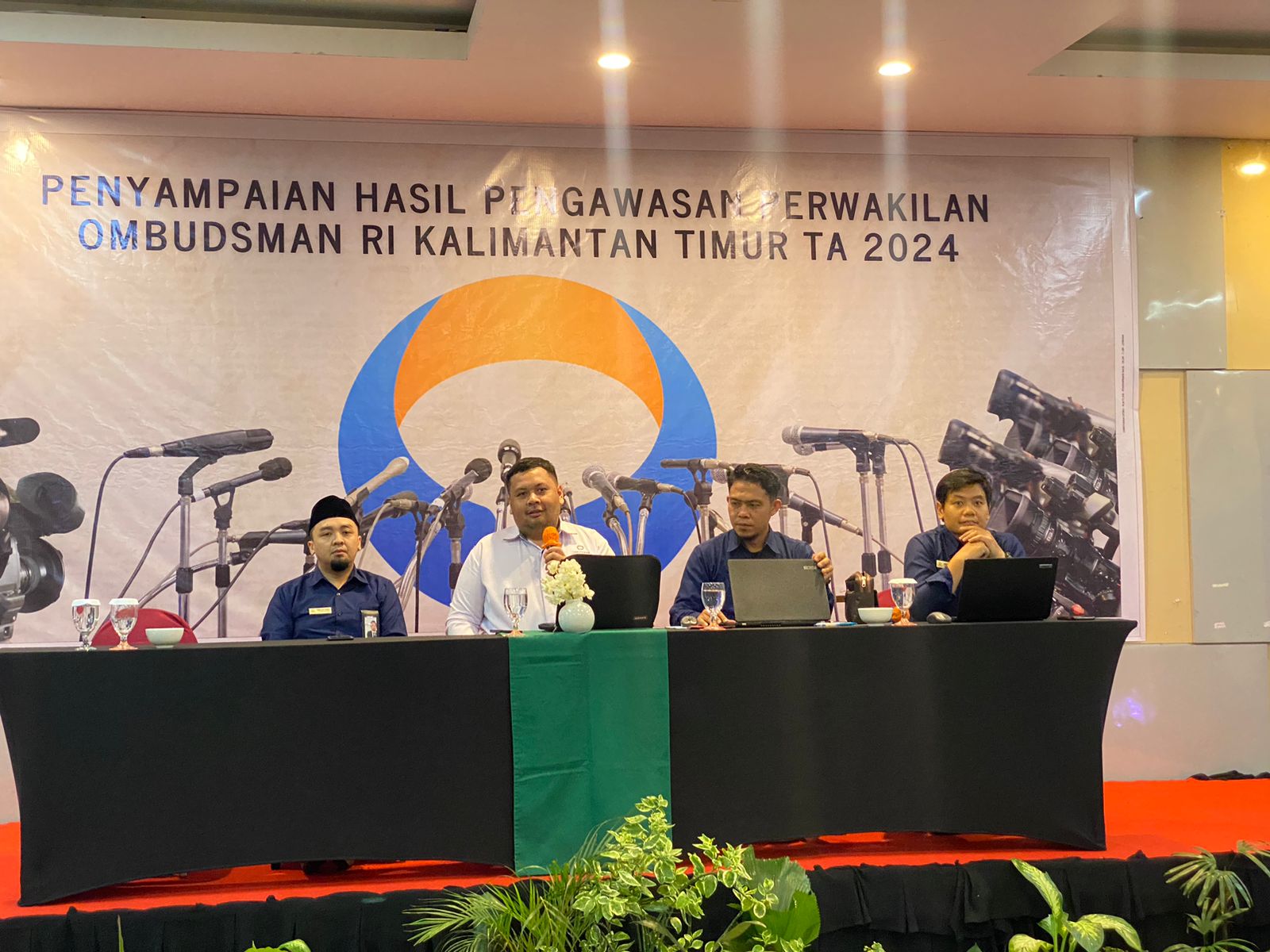 Kepala Keasistenan Penerimaan dan Verifikasi Laporan Ombudsman RI Kaltim, Frederikus Denny C, menyampaikan hasil laporan Ombudsman di Kaltim. (Foto: Yah/Klausa)