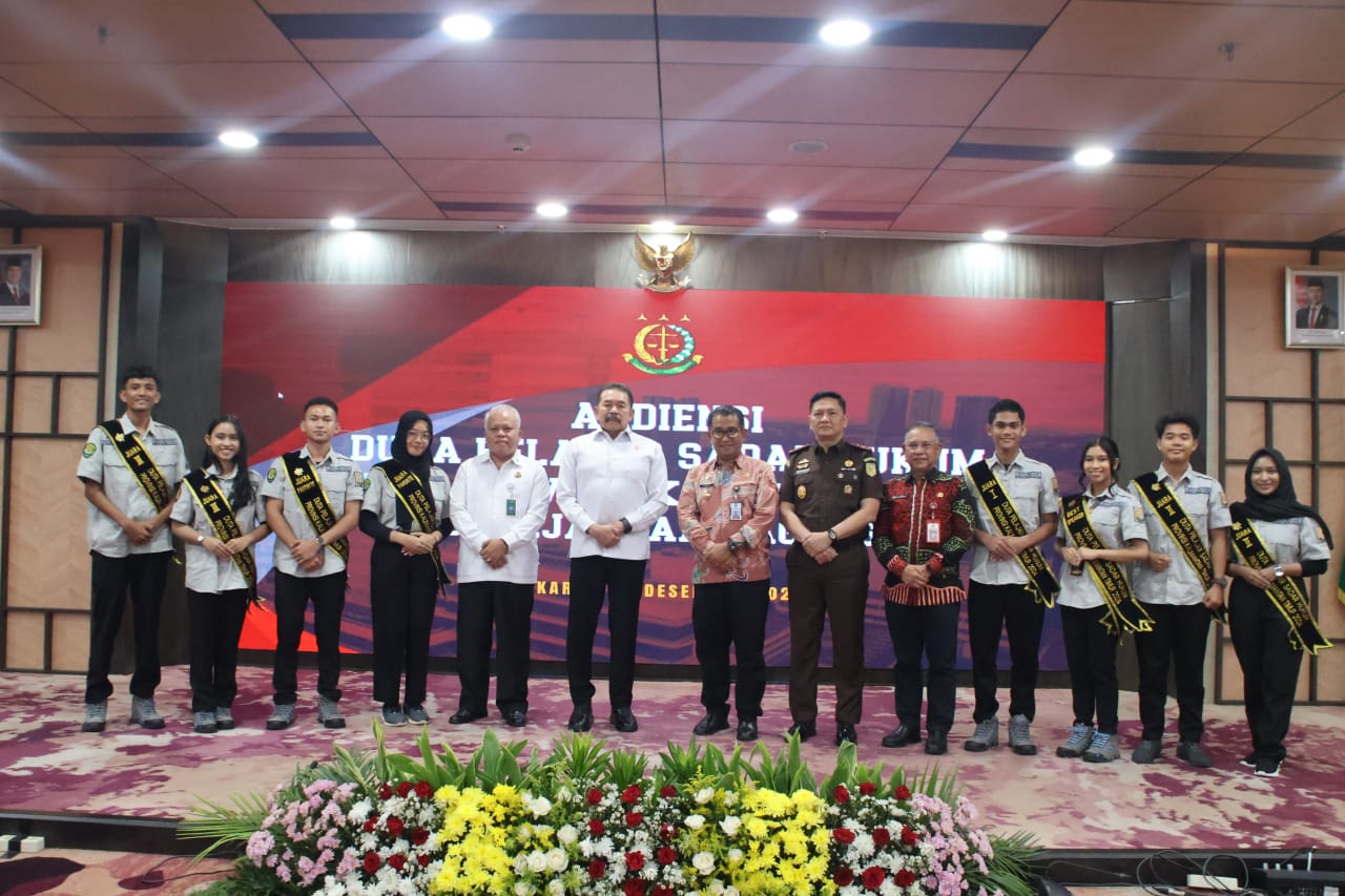Duta Pelajar Sadar Hukum Kaltim saat mengunjungi Jaksa Agung RI. (Foto: Istimewa)