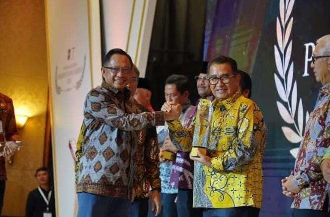 Pj Gubernur Kaltim, Akmal Malik saat menerima penghargaan Kesejahteraan Masyarakat Tingkat Provinsi Fiskal Tinggi pada ajang Apresiasi Kinerja Pemerintah Daerah 2024. (Foto: Ist)