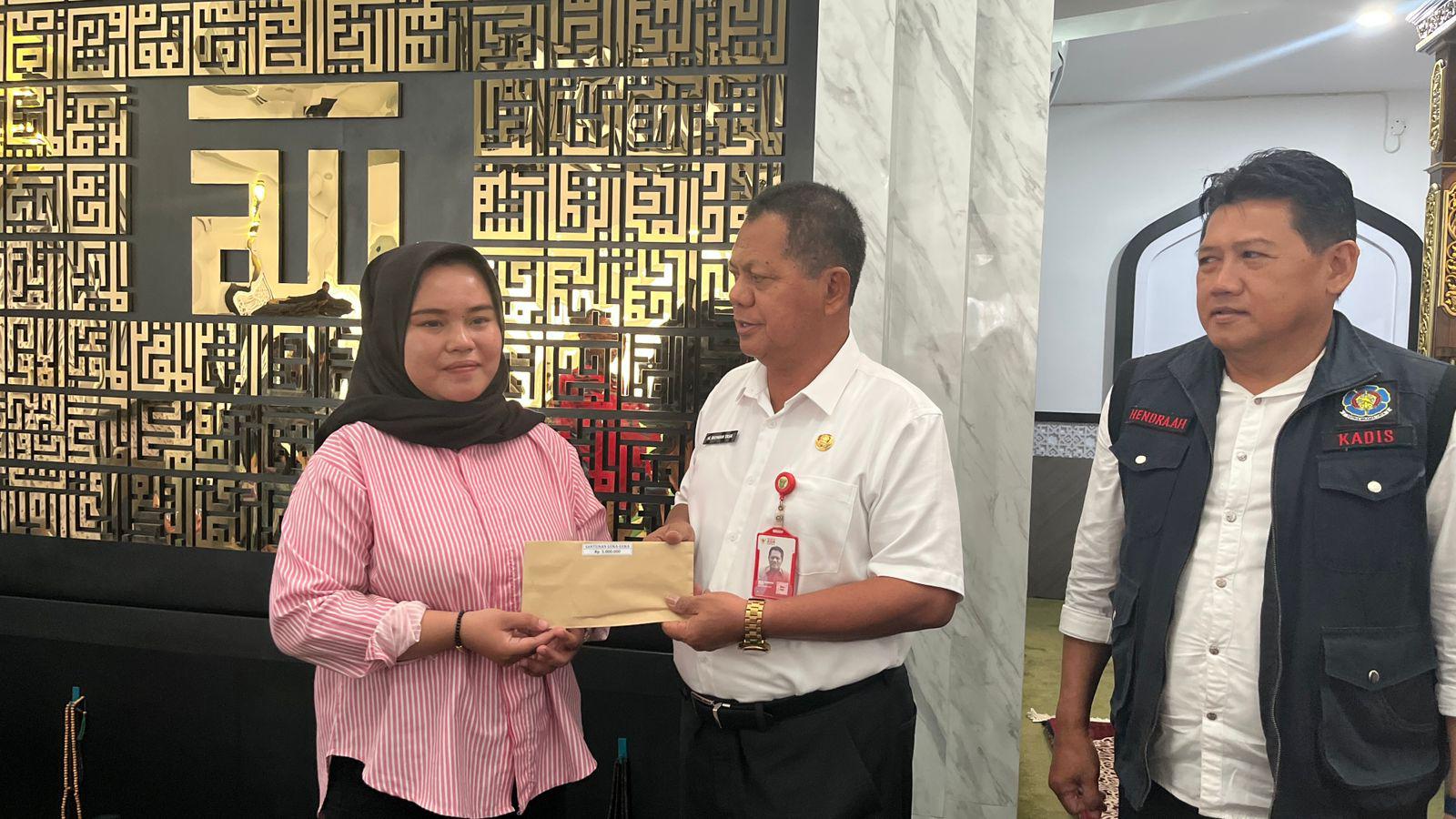 Pemkot Samarinda menyerahkan bantuan yang dilakukan di Balai Kota Samarinda, Jumat (13/12/2024). (Foto: Ist)