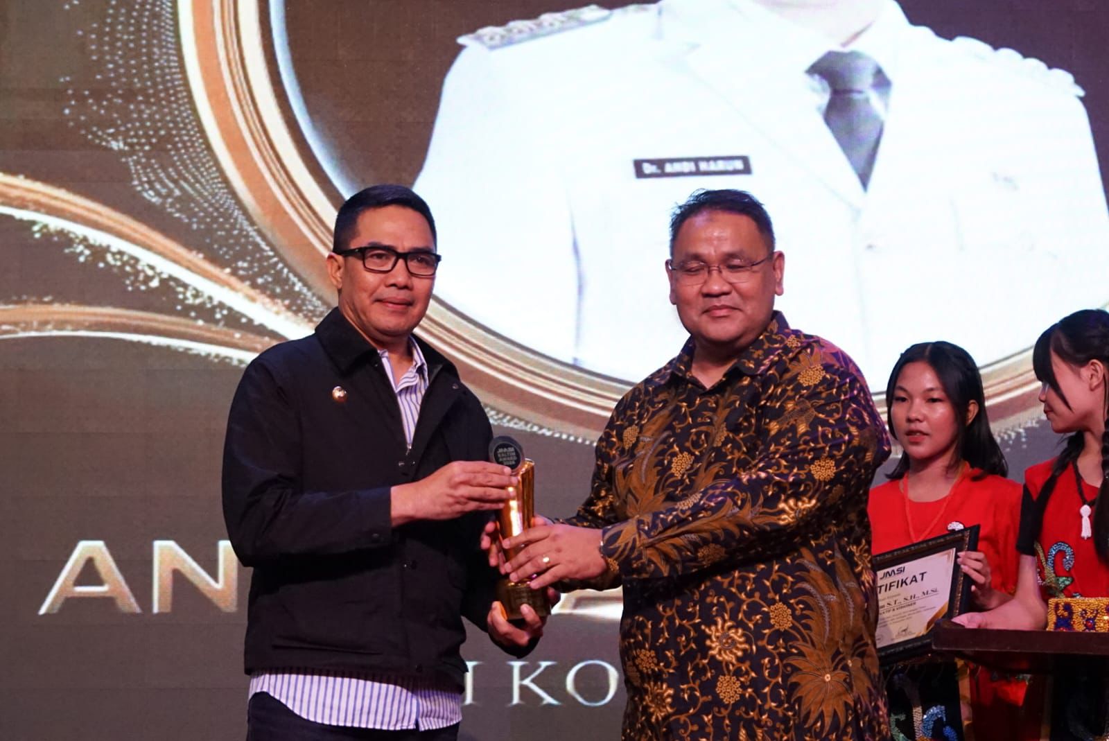 Wali Kota Samarinda, Andi Harun, menerima penghargaan bergengsi, JMSI Awards 2024. (Foto: Yah/Klausa)