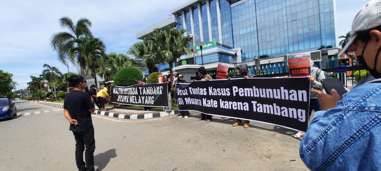 Koalisi Masyarakat Sipil Kalimatan Timur (Kaltim) melangsungkan aksi solidaritas di depan Kantor Gubernur Kaltim, Jalan Gajah Mada, Samarinda, pada Rabu (18/12/2024). (Foto:Wan/Klausa)