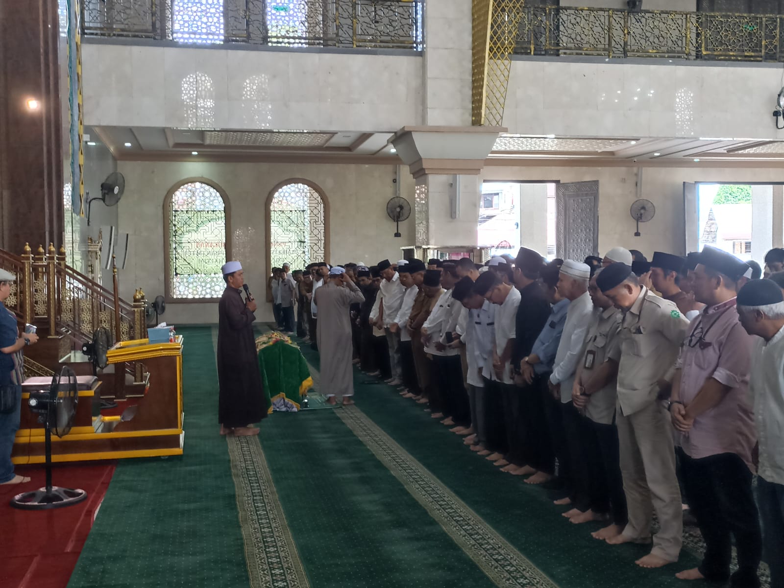 Prosesi pensalatan jenazah Awang Faroek Ishaq (AFI) di Masjid Pemprov Kaltim Nurul Mukminin, pada Senin (23/12/2024). (Foto: Wan/Klausa)