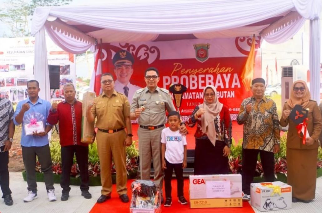 Penyerahan Probebaya, di Kecamatan Sambutan, bertempat di Sakha Soccer, Jalan Kapten Soedjono, Kelurahan Sungai Kapih pada Selasa (24/12/2024). (Foto: Yah/Klausa)