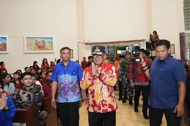 Penjabat Gubernur Kaltim, Akmal Malik, saar memantau langsung kegiatan malam natal. (ist)