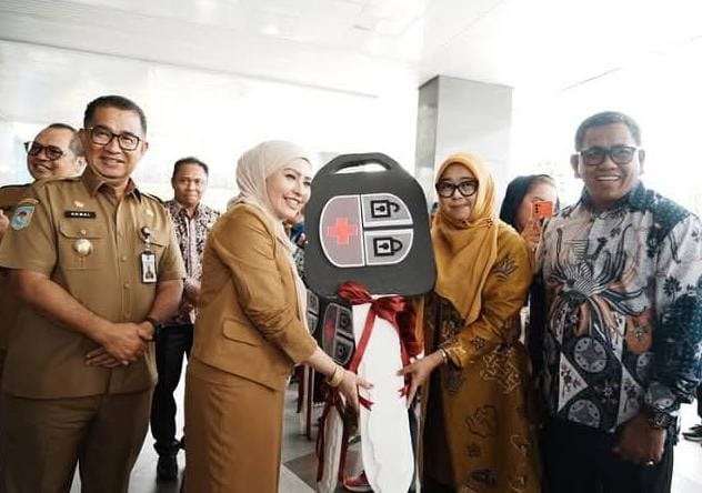 Penyerahan bantuan mobil ambulans. (Foto: Istimewa)