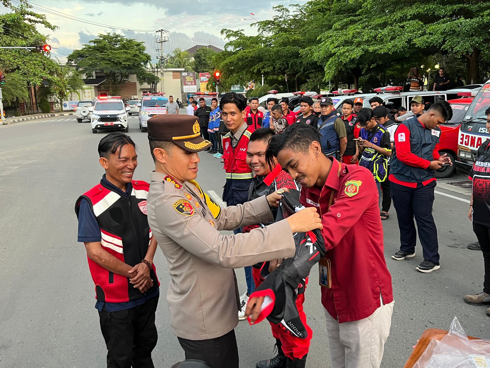 Relawan ambulans seluruh kecamatan di Samarinda mengadakan apel kesiapsiagaan di Bundaran Taman Samarendah pada Senin (30/12/2024). (Foto: Yah/Klausa)