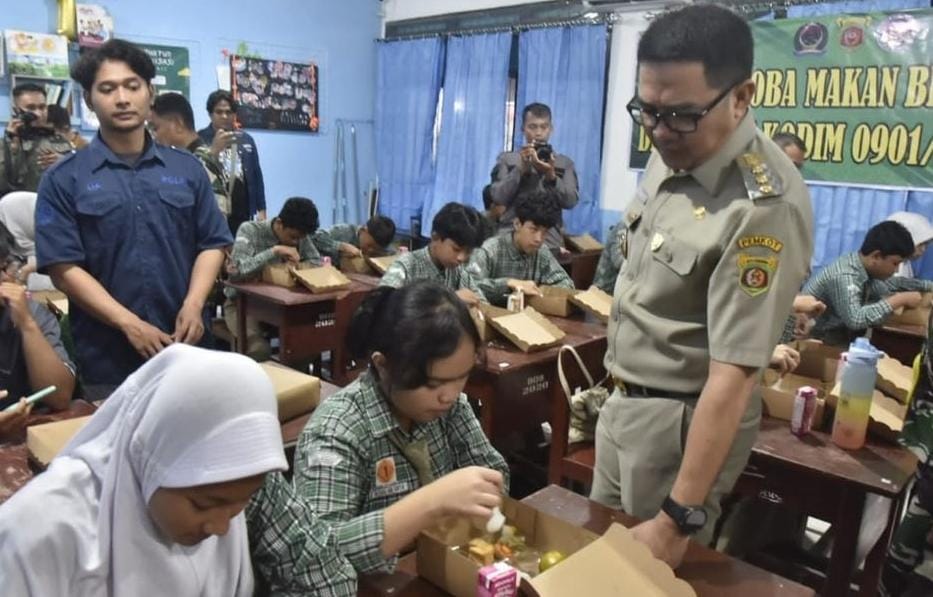 Walikota Samarinda saat memantau makan siang gratis di salah satu sekolahan.(Ist)