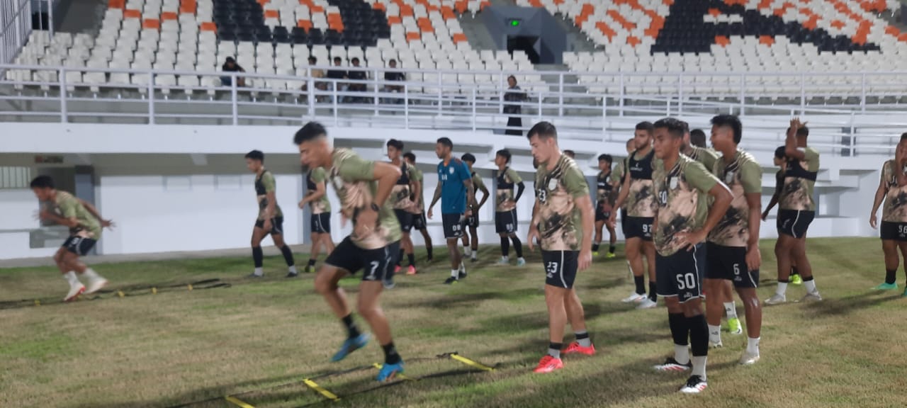 Para pemain Borneo FC Samarinda, saat sesi latihan di Stadion Segiri Samarinda. (Wan/Klausa)