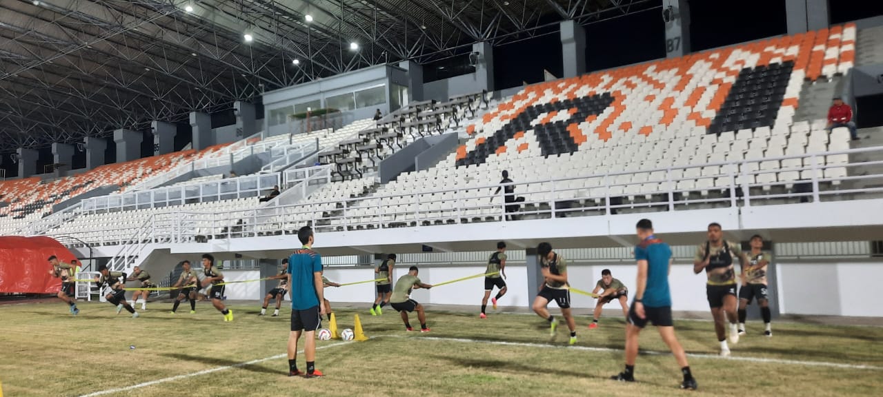 Para pemain Borneo FC Samarinda saat latihan di Stadion Segiri Samarinda beberapa waktu lalu.(Wan/Klausa)