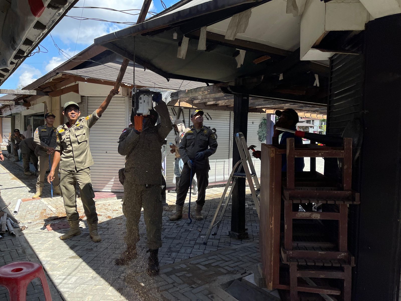 Satpol PP Kota Samarinda Saat Melakukan Pembongkaran Bangunan di Lorong Citra Niaga Samarinda. (Foto: Yah/Klausa)