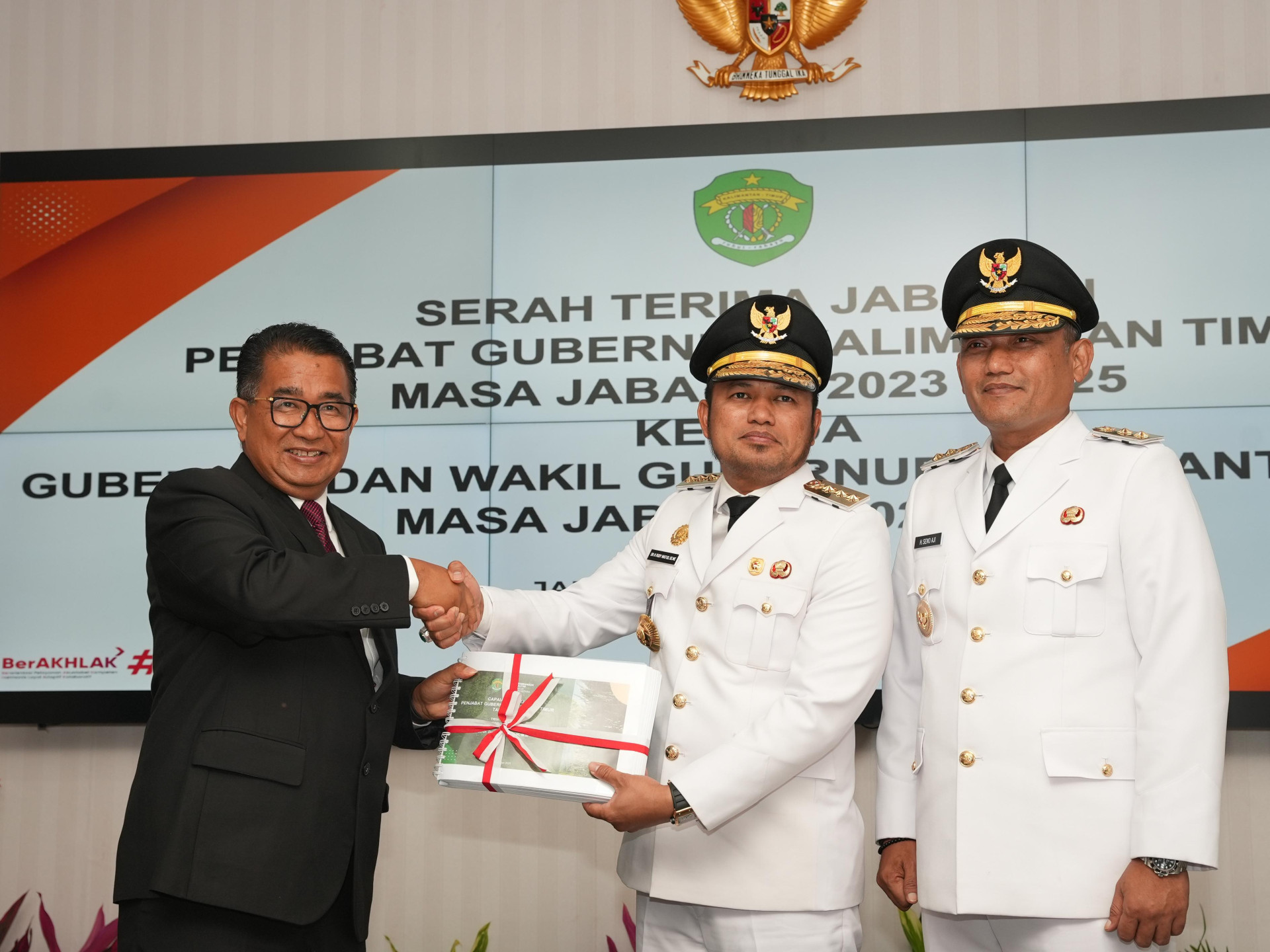 Gubernur Kaltim Rudy Mas'ud dan Wakil Gubernur Kaltim Seno Aji masa jabatan 2025-2030 serah terima jabatan (Sertijab) dengan Penjabat (Pj) Gubernur Kaltim Akmal Malik, di Ballroom Kantor Badan Penghubung Pemerintah Provinsi Kaltim, Jalan Kramat II Jakarta, Kamis, (20/2/2025). (Ist)