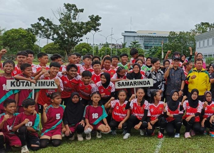 Saat foto bersama dipembukaan Kejurprov U-18 Kaltim. (Foto: Wan/Klausa)