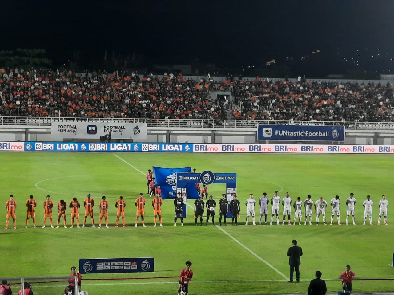 Menjelang kick off jalannya pertandingan Borneo FC Samarinda (jersey orens) melawan Persis Solo(jersey putih), di Stadion Segiri, Minggu (2/3/2025) malam. (WAN/Klausa).
