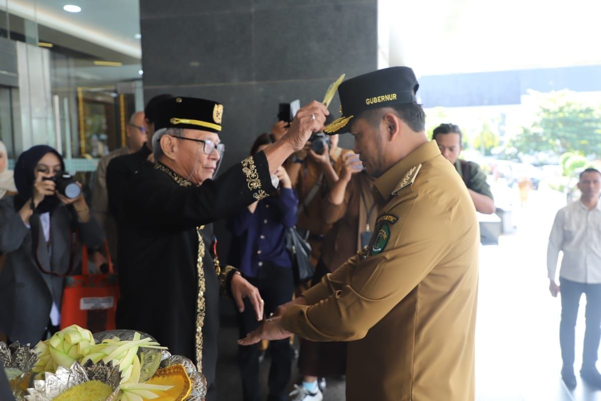 Gubernur Kaltim Rudy Mas’ud dan Wakil Gubernur Seno Aji mengikuti prosesi Tepung Tawar, Senin (3/3/2025). (Foto: Wan/Klausa)