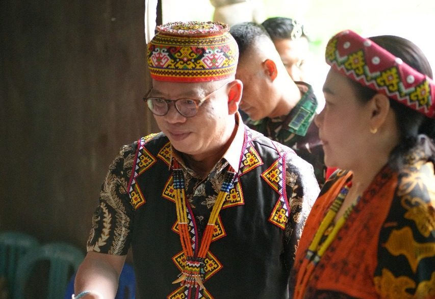 Sekda Mahulu, Stephanus Madang saat menghadiri syukuran "Pare Maring". (Foto: Istimewa)