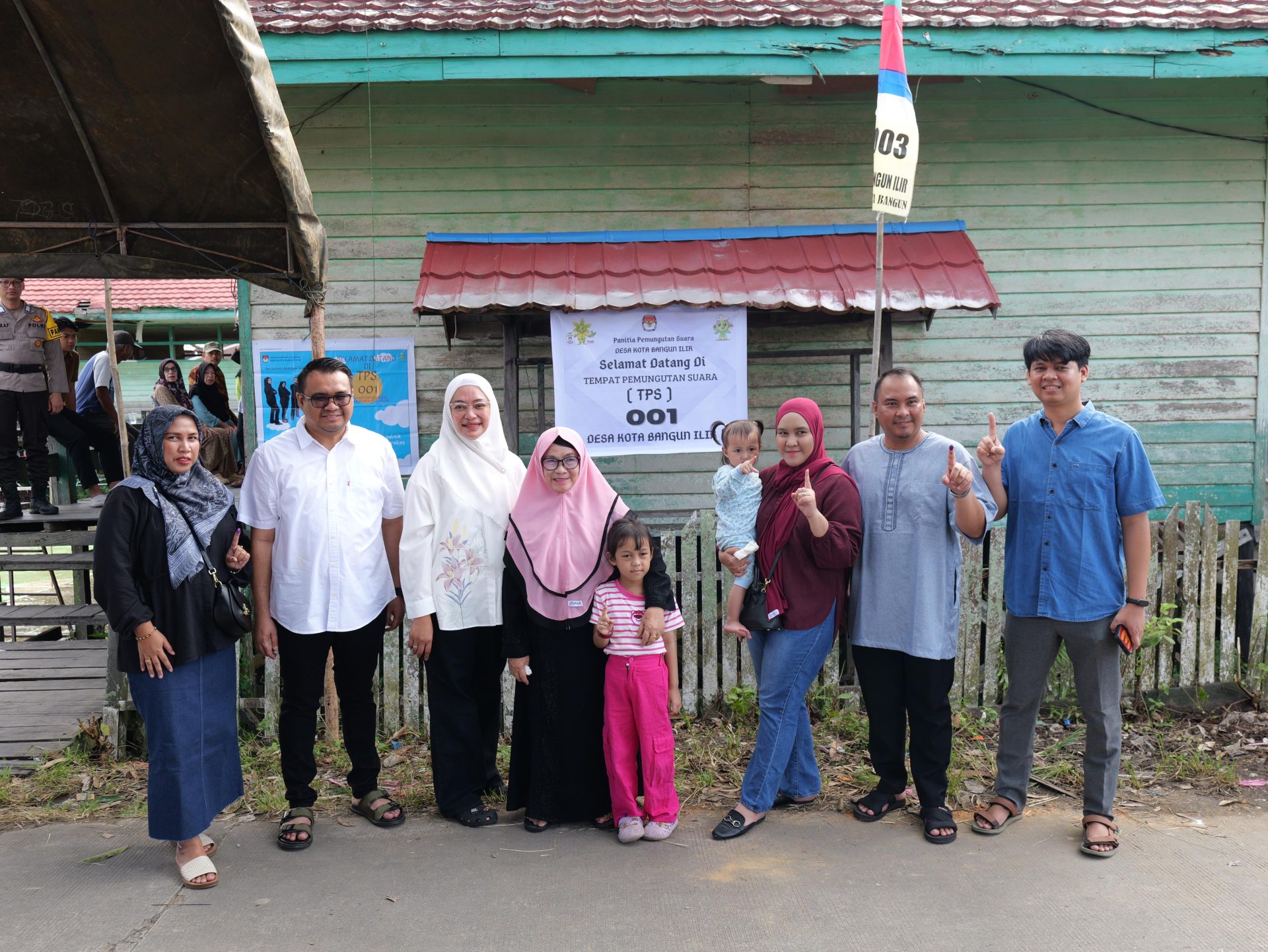 Calon Bupati Kukar nomor urut 01, Aulia Rahman Basri saat melakukan pemungutan umum suara ulang. (Foto: Ist)