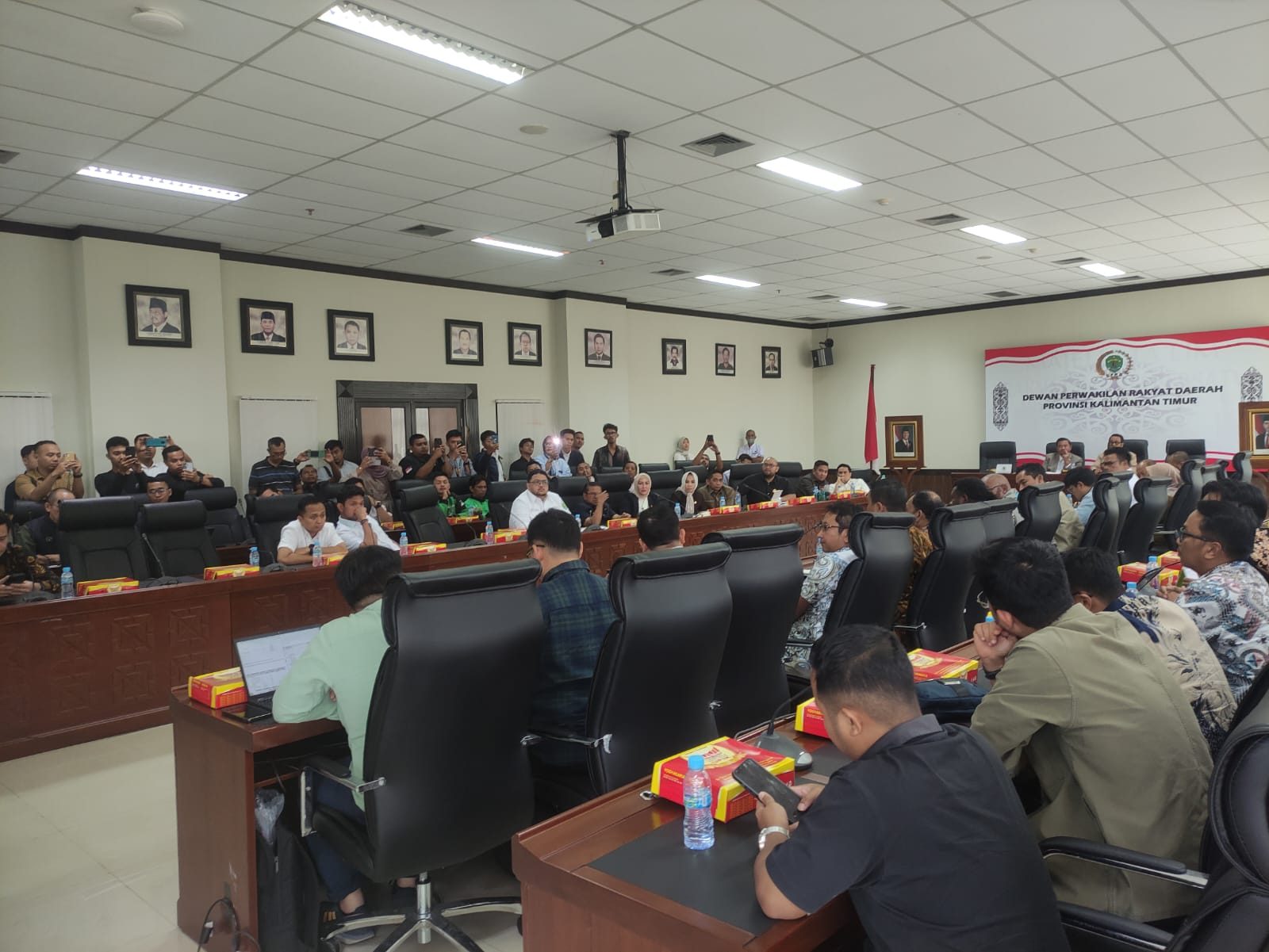 Rapat Dengar Pendapat yang digelar DPRD Kaltim terkait dugaan BBM Oplosan. (Foto: Din/Klausa)